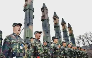 官员向参议院表示，北京的导弹部队可能挑战美国在亚太地区的主导地位。 📍 日期： 华盛顿特区 | 2025年7月2日 🛰️ 动向 美国高级国防官员向立法者表示，中国人民解放军火箭军（PLARF）迅速扩大了其导弹能力，对美国在印太地区的基地和盟友构成了严重威胁。 📡 信号 火箭军的现代化和高超音速导弹的发展代表着一项战略转变，这可能会削弱美国的威慑力，破坏地区稳定，并在发生冲突时限制美国的军事行动。 📌 核心事实（要点） 五角大楼的证词警告说，中国人民解放军火箭军在远程精确打击和高超音速导弹技术方面取得了重大进展。 中国目前部署了400多枚洲际弹道导弹，估计拥有600多枚核弹头，预计近期将超过1000枚。 导弹库包括： 1300枚中程弹道导弹（瞄准关岛的美国基地） 500枚中程导弹（射程可达阿拉斯加和澳大利亚） 900枚短程导弹（可打击台湾） 400枚可有效打击第一岛链的巡航导弹 东风-17高超音速导弹可以取代老旧系统，打击西太平洋的美国海军力量。 解放军还在构建由卫星、传感器和武器组成的精密“杀伤网”，以增强跨作战域的瞄准和指挥控制能力。 🧭 背景 中国人民解放军远程导弹部队（PLARF）是中国军事战略的核心，在北京重塑地区力量平衡、遏制美国干预台湾等热点问题的努力中发挥着关键作用。在国家主席习近平的领导下，这支部队得到了显著发展，他优先考虑核武器和导弹的现代化。 🧑‍💼 参与者 PLARF（中国）——负责监管常规和核导弹部队 戴维·阿尔文将军——美国空军参谋长 钱斯·萨尔兹曼将军——美国太空军太空作战部长 刘鹏宇——中国大使馆发言人 美国参议院拨款委员会——国防预算监督机构 🎙️ 回应 萨尔兹曼将军（美国太空军）：“中国的情报、监视与侦察（ISR）网络使他们能够进行远距离跟踪和瞄准……我们必须减轻他们通过该网络产生的影响。” 阿尔文将军（美国空军）：“中华人民共和国正在快速现代化……意图重塑国际秩序。” 中国大使馆发言人：“中国坚持和平发展……美国正在把亚太地区变成火药桶。” 🔮 展望 美国国防部优先考虑国土防御、核威慑和全球力量投射。其2026财年9616亿美元的预算申请反映了美国转向为与中国等实力相当的对手进行高端冲突做准备。 📆 时间线 2023-2024：中国人民解放军导弹部队（PLARF）导弹建设加速 2024：国防部确认中国核弹头数量超过600枚 2025：参议院证词显示解放军能力增强 2026：五角大楼国防预算申请凸显战略转变 🧠 NSS观点 美国必须为印度-太平洋地区以导弹为中心的新战场做好准备。虽然中国在弹头数量上可能落后，但其速度、精度和情报、监视与侦察（ISR）一体化能力构成了不对称威胁，可能在冲突初期瘫痪美国区域部队。 来源： 基于《新闻周刊》迈卡·麦卡特尼的报道。经美国空军和太空部队领导人在参议院拨款委员会作证后确认。 此新闻基于迈卡·麦卡特尼的报道 | 《新闻周刊》