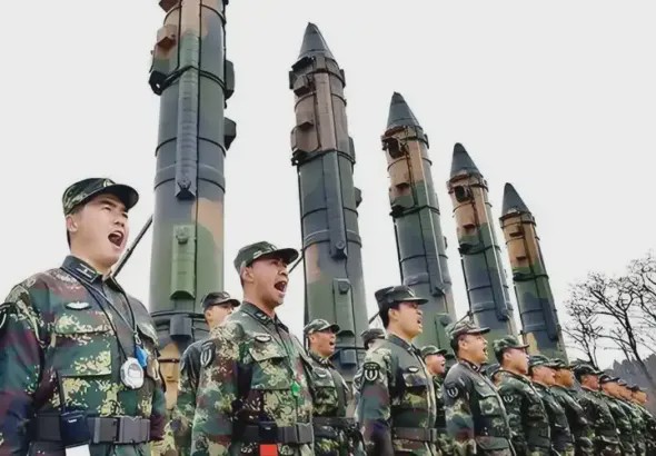 官员向参议院表示，北京的导弹部队可能挑战美国在亚太地区的主导地位。 📍 日期： 华盛顿特区 | 2025年7月2日 🛰️ 动向 美国高级国防官员向立法者表示，中国人民解放军火箭军（PLARF）迅速扩大了其导弹能力，对美国在印太地区的基地和盟友构成了严重威胁。 📡 信号 火箭军的现代化和高超音速导弹的发展代表着一项战略转变，这可能会削弱美国的威慑力，破坏地区稳定，并在发生冲突时限制美国的军事行动。 📌 核心事实（要点） 五角大楼的证词警告说，中国人民解放军火箭军在远程精确打击和高超音速导弹技术方面取得了重大进展。 中国目前部署了400多枚洲际弹道导弹，估计拥有600多枚核弹头，预计近期将超过1000枚。 导弹库包括： 1300枚中程弹道导弹（瞄准关岛的美国基地） 500枚中程导弹（射程可达阿拉斯加和澳大利亚） 900枚短程导弹（可打击台湾） 400枚可有效打击第一岛链的巡航导弹 东风-17高超音速导弹可以取代老旧系统，打击西太平洋的美国海军力量。 解放军还在构建由卫星、传感器和武器组成的精密“杀伤网”，以增强跨作战域的瞄准和指挥控制能力。 🧭 背景 中国人民解放军远程导弹部队（PLARF）是中国军事战略的核心，在北京重塑地区力量平衡、遏制美国干预台湾等热点问题的努力中发挥着关键作用。在国家主席习近平的领导下，这支部队得到了显著发展，他优先考虑核武器和导弹的现代化。 🧑‍💼 参与者 PLARF（中国）——负责监管常规和核导弹部队 戴维·阿尔文将军——美国空军参谋长 钱斯·萨尔兹曼将军——美国太空军太空作战部长 刘鹏宇——中国大使馆发言人 美国参议院拨款委员会——国防预算监督机构 🎙️ 回应 萨尔兹曼将军（美国太空军）：“中国的情报、监视与侦察（ISR）网络使他们能够进行远距离跟踪和瞄准……我们必须减轻他们通过该网络产生的影响。” 阿尔文将军（美国空军）：“中华人民共和国正在快速现代化……意图重塑国际秩序。” 中国大使馆发言人：“中国坚持和平发展……美国正在把亚太地区变成火药桶。” 🔮 展望 美国国防部优先考虑国土防御、核威慑和全球力量投射。其2026财年9616亿美元的预算申请反映了美国转向为与中国等实力相当的对手进行高端冲突做准备。 📆 时间线 2023-2024：中国人民解放军导弹部队（PLARF）导弹建设加速 2024：国防部确认中国核弹头数量超过600枚 2025：参议院证词显示解放军能力增强 2026：五角大楼国防预算申请凸显战略转变 🧠 NSS观点 美国必须为印度-太平洋地区以导弹为中心的新战场做好准备。虽然中国在弹头数量上可能落后，但其速度、精度和情报、监视与侦察（ISR）一体化能力构成了不对称威胁，可能在冲突初期瘫痪美国区域部队。 来源： 基于《新闻周刊》迈卡·麦卡特尼的报道。经美国空军和太空部队领导人在参议院拨款委员会作证后确认。 此新闻基于迈卡·麦卡特尼的报道 | 《新闻周刊》