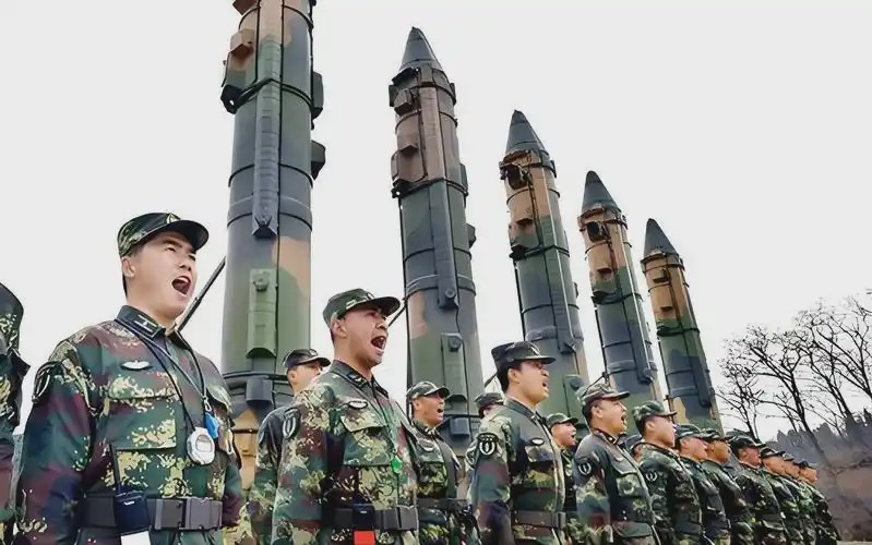 官员向参议院表示，北京的导弹部队可能挑战美国在亚太地区的主导地位。 📍 日期： 华盛顿特区 | 2025年7月2日 🛰️ 动向 美国高级国防官员向立法者表示，中国人民解放军火箭军（PLARF）迅速扩大了其导弹能力，对美国在印太地区的基地和盟友构成了严重威胁。 📡 信号 火箭军的现代化和高超音速导弹的发展代表着一项战略转变，这可能会削弱美国的威慑力，破坏地区稳定，并在发生冲突时限制美国的军事行动。 📌 核心事实（要点） 五角大楼的证词警告说，中国人民解放军火箭军在远程精确打击和高超音速导弹技术方面取得了重大进展。 中国目前部署了400多枚洲际弹道导弹，估计拥有600多枚核弹头，预计近期将超过1000枚。 导弹库包括： 1300枚中程弹道导弹（瞄准关岛的美国基地） 500枚中程导弹（射程可达阿拉斯加和澳大利亚） 900枚短程导弹（可打击台湾） 400枚可有效打击第一岛链的巡航导弹 东风-17高超音速导弹可以取代老旧系统，打击西太平洋的美国海军力量。 解放军还在构建由卫星、传感器和武器组成的精密“杀伤网”，以增强跨作战域的瞄准和指挥控制能力。 🧭 背景 中国人民解放军远程导弹部队（PLARF）是中国军事战略的核心，在北京重塑地区力量平衡、遏制美国干预台湾等热点问题的努力中发挥着关键作用。在国家主席习近平的领导下，这支部队得到了显著发展，他优先考虑核武器和导弹的现代化。 🧑‍💼 参与者 PLARF（中国）——负责监管常规和核导弹部队 戴维·阿尔文将军——美国空军参谋长 钱斯·萨尔兹曼将军——美国太空军太空作战部长 刘鹏宇——中国大使馆发言人 美国参议院拨款委员会——国防预算监督机构 🎙️ 回应 萨尔兹曼将军（美国太空军）：“中国的情报、监视与侦察（ISR）网络使他们能够进行远距离跟踪和瞄准……我们必须减轻他们通过该网络产生的影响。” 阿尔文将军（美国空军）：“中华人民共和国正在快速现代化……意图重塑国际秩序。” 中国大使馆发言人：“中国坚持和平发展……美国正在把亚太地区变成火药桶。” 🔮 展望 美国国防部优先考虑国土防御、核威慑和全球力量投射。其2026财年9616亿美元的预算申请反映了美国转向为与中国等实力相当的对手进行高端冲突做准备。 📆 时间线 2023-2024：中国人民解放军导弹部队（PLARF）导弹建设加速 2024：国防部确认中国核弹头数量超过600枚 2025：参议院证词显示解放军能力增强 2026：五角大楼国防预算申请凸显战略转变 🧠 NSS观点 美国必须为印度-太平洋地区以导弹为中心的新战场做好准备。虽然中国在弹头数量上可能落后，但其速度、精度和情报、监视与侦察（ISR）一体化能力构成了不对称威胁，可能在冲突初期瘫痪美国区域部队。 来源： 基于《新闻周刊》迈卡·麦卡特尼的报道。经美国空军和太空部队领导人在参议院拨款委员会作证后确认。 此新闻基于迈卡·麦卡特尼的报道 | 《新闻周刊》